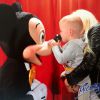 Amélie Neten, de retour sur Twitter - Son fils Hugo prend la pose avec Mickey. Juin 2014.