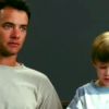 Tom Hanks en plein essai avec l'enfant star Haley Joel Osment pour le film "Forrest Gump" en 1993.