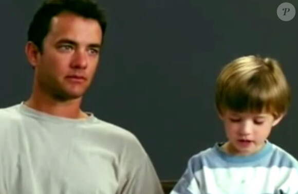 Tom Hanks en plein essai avec l'enfant star Haley Joel Osment pour le film "Forrest Gump" en 1993.