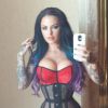 Christy Mack, star montante du porno ici dans un selfie pris à l'été 2014, a été gravement blessée dans la nuit du 7 au 8 août 2014 dans une altercation avec son boyfriend War Machine (Jonathan Koppenhaver). Il est en cavale et recherché par la police.
