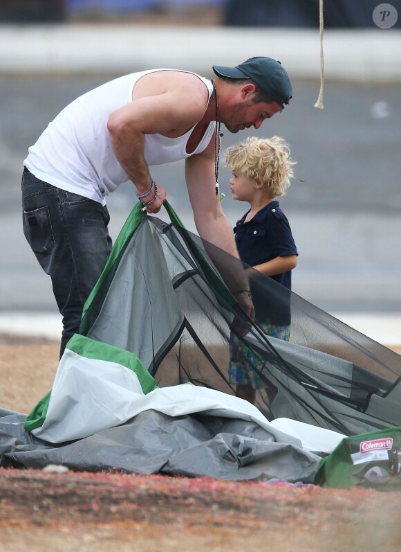Exclusif - Robin Thicke fait du camping au Lake Perris avec son fils Julian et des amis, le 2 août 2014. 