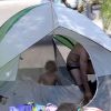 Exclusif - Robin Thicke en vacances au Lake Perris, le 2 août 2014. Il fait du camping avec son fils Julian et des amis. Il est très proche d'une mystérieuse brune, qui l'aide à s'occuper de Julian. Ils ont même été se baigner tous les trois. Pendant le rangement de la tente et des duvets, le chanteur a donné à son fils une sucette au scorpion.