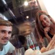 Antoine Griezmann et Erika Choperena, petit repas en amoureux le 8 août 2014. Le footballeur français a commencé à partager sur son compte Instagram des photos du joli couple qu'il forme avec Erika Choperena