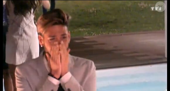 Sacha en pleurs lors de l'élimination d'Elodie dans Secret Story 8, le 8 août 2014 sur TF1.