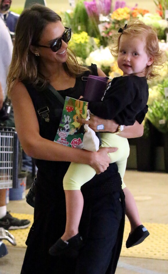 Jessica Alba et sa fille Heaven font des courses au Whole Food Market à Beverly Hills, le 20 juillet 2014. 