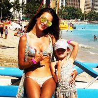Alessandra Ambrosio et sa fille Anja : Bikinis assortis à la plage
