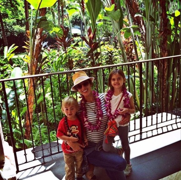 Alessandra Ambrosio et ses deux enfants Anja (à droite) et Noah, en vacances à Hawaï. Août 2014.