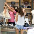 Alessandra Ambrosio fait du shopping dans la boutique Planet Blue &agrave; Los Angeles. Le 7 ao&ucirc;t 2014. 
