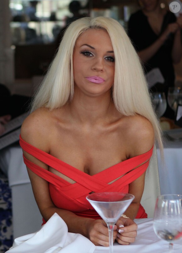 Courtney Stodden déjeune au restaurant à Beverly Hills , le 14 mars 2014.