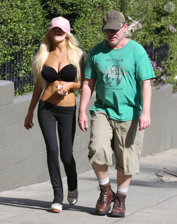 Exclusif - Courtney Stodden fait du jogging avec son mari Doug Hutchison a West Hollywood, le 4 mars 2013.