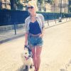 Caroline Receveur, toujours aussi sexy, profite du soleil parisien avec son chien. Août 2014.