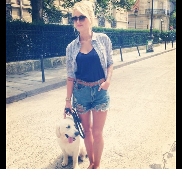 Caroline Receveur, toujours aussi sexy, profite du soleil parisien avec son chien. Août 2014.