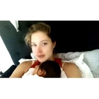 Doutzen Kroes : Selfie au lit avec son adorable fille