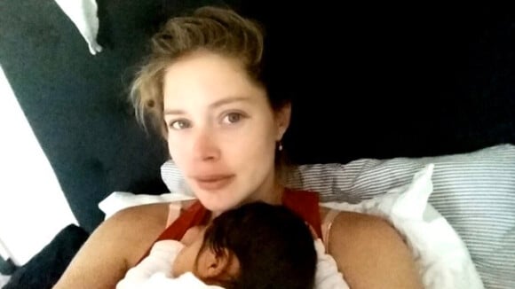 Doutzen Kroes : Selfie au lit avec son adorable fille