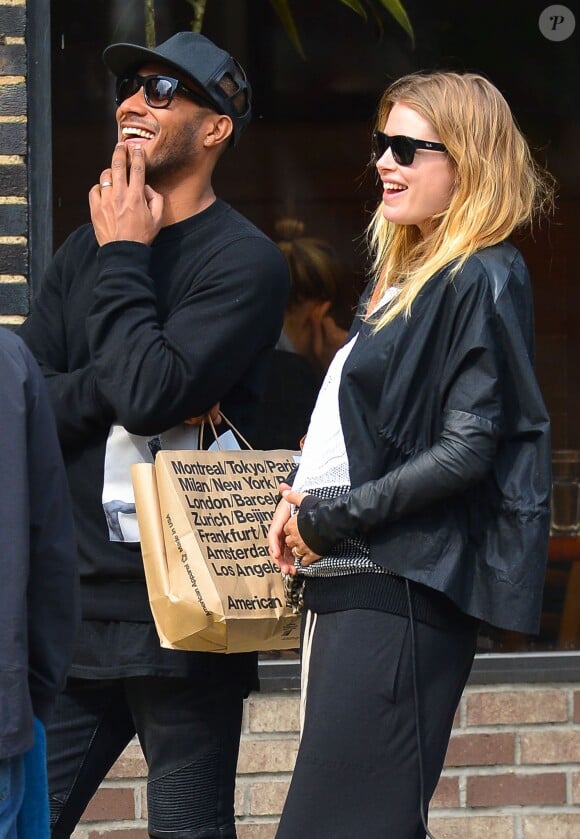 Doutzen Kroes enceinte (d'une petite fille) et son mari Sunnery James font du shopping à New York, le 22 avril 2014.