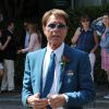 Cliff Richard arrive au tournoi tennis de Wimbledon à Londres, le 2 juillet 2014.