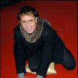  Cliff Richard d&eacute;pose ses empreintes dans l'ar&egrave;ne de Wembley &agrave; Londres, le 9 novembre 2006. 