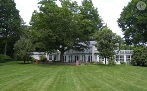 Catherine Zeta-Jones a mis en vente cette jolie maison localisée à New York, pour 8,1 millions de dollars.