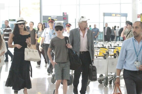 Catherine Zeta-Jones, Michael Douglas et leurs enfants Carys et Dylan arrivent à l'aéroport de Barcelone, le 17 juin 2014.