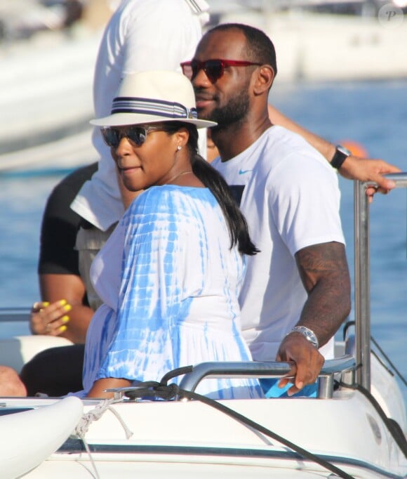 Le sportif LeBron James et sa femme Savannah Brinson, enceinte, en vacances à Mykonos. Le 15 août 2014.