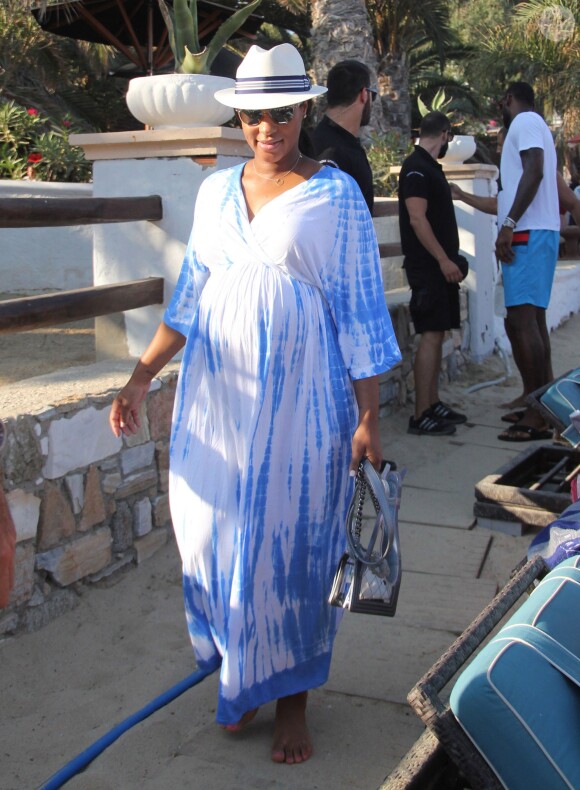 Savannah Brinson, enceinte de son troisième enfant, profite de vacances à Mykonos avec son mari LeBron James. Le 15 août 2014.