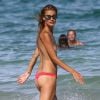 Sveva Alviti, topless sur une plage de Miami, le 13 août 2014.
