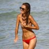 L'actrice et mannequin Sveva Alviti, topless sur une plage de Miami. Le 13 août 2014.
