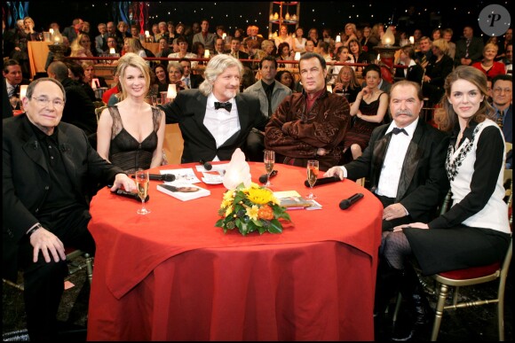 Robert Hossein, Michèle Laroque, Patrick Sébastien, Steven Seagal, Pierre Vassiliu et Julie Andrieu lors de l'émission Le Plus Grand Cabaret du monde à Paris en 2006