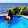 Geena Rocero prend le soleil dans une splendide piscine. Août 2014