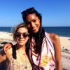Geena Rocero profite de la plage avec ses amis. Août 2014