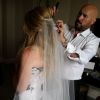 Sarah Jessica Parker a posté des photos du mariage de son amie Melinda Relyea le 16 août 2014, où elle était demoiselle d'honneur : la finition de la coiffure de la mariée