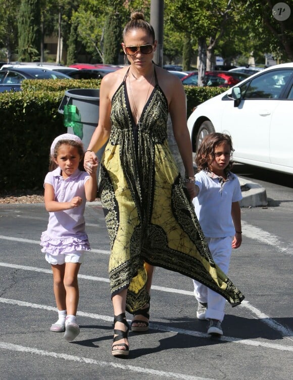Jennifer Lopez va faire du shopping chez Barnes & Noble avec Casper Smart et ses enfants Max et Emme à Calabasas, le 14 septembre 2013. 