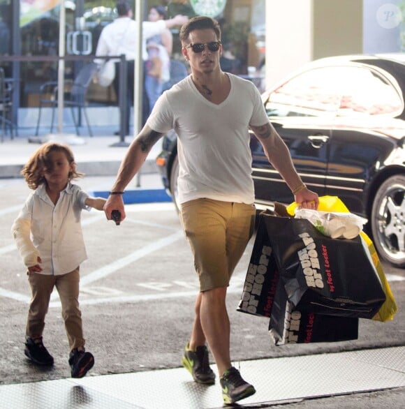 Casper Smart emmène Max et Emme, les enfants de Jennifer Lopez, faire du shopping au centre commercial à Century City, le 28 août 2013. 