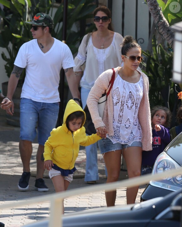 Exclusif - Jennifer Lopez avec Casper Smart et ses enfants Emme et Max sur une plage de Malibu le 6 juillet 2013. 