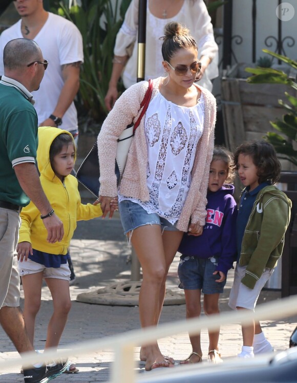 Exclusif - Jennifer Lopez avec Casper Smart et ses enfants Emme et Max sur une plage de Malibu, le 6 juillet 2013. 
