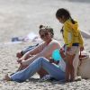 Exclusif - Jennifer Lopez avec Casper Smart et ses enfants Emme et Max sur une plage de Malibu, le 6 juillet 2013.