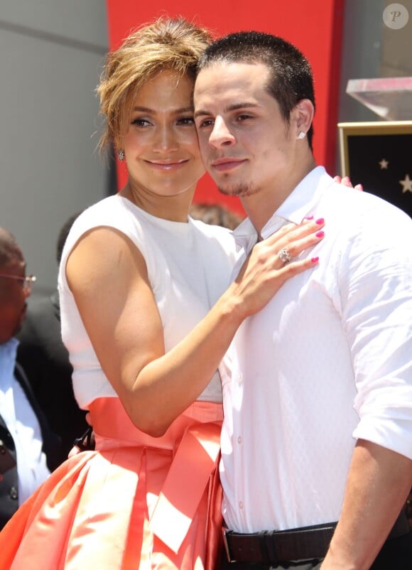 Jennifer Lopez et Casper Smart sur le "Walk of Fame" à Hollywood, le 20 juin 2013. 