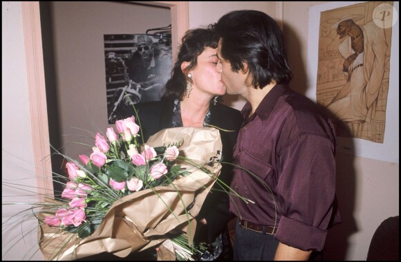 Gérard Lanvin et sa femme Jennifer après la générale de la pièce de théâtre Pièces détachées en 1989