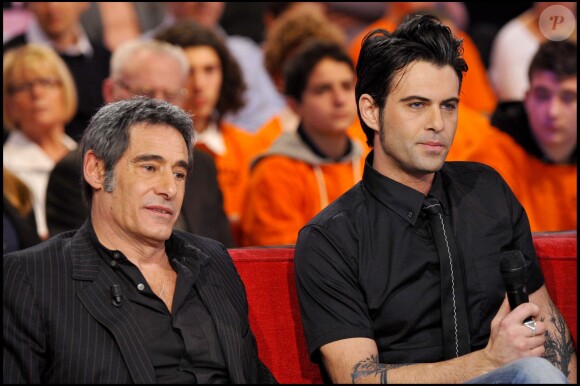 Gérard Lanvin et son fils Manu lors de l'émission Vivement dimanche du 9 janvier 2011
