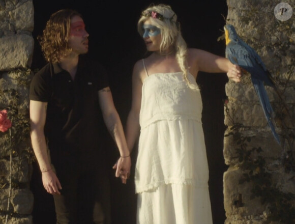 Julien Doré et Micky Green dans le clip de "Chou Wasabi" sur lequel ils chantent en duo, le 22 août 2014.