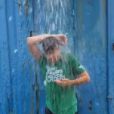 Jason Sudeikis exécute son défi Ice Bucket Challenge pour l'association ALS.