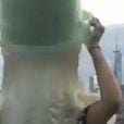Olivia Wilde pendant son défi Ice Bucket Challenge. (capture d'écran)