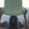 Olivia Wilde pendant son défi Ice Bucket Challenge. (capture d'écran)