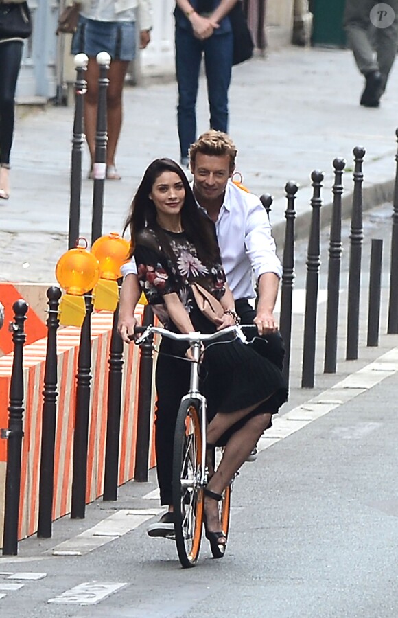 Simon Baker, séducteur à vélo sur le tournage d'une publicité pour Givenchy et son nouveau parfum pour hommes, Gentleman Only Intense. Paris, le 30 juin 2014.