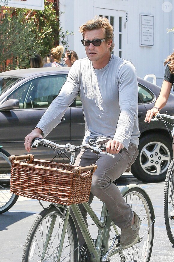 Le beau Simon Baker fait du vélo avec sa fille Stella dans le quartier de Brentwood, à Los Angeles, le 27 juillet 2013