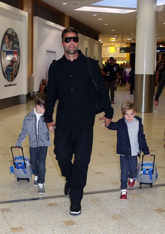 Ricky Martin à l'aéroport de Sydneyavec ses fils Matteo et Valentino, le 16 juin 2014.