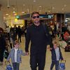 Ricky Martin à l'aéroport de Sydneyavec ses fils Matteo et Valentino, le 16 juin 2014.