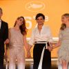 Olivier Assayas, Kristen Stewart, Juliette Binoche et Chloë Grace Moretz - Après la projection du film "Sils Maria" lors du 67e Festival du film de Cannes, le 23 mai 2014.