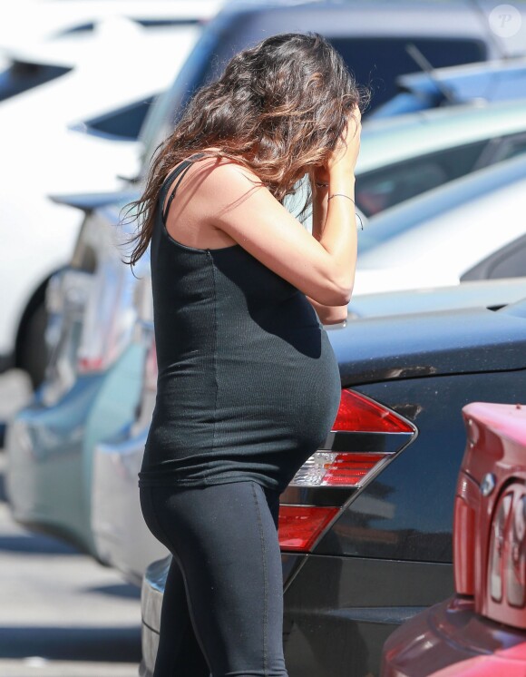 Mila Kunis ne cache pas son énorme ventre à la sortie de son cours de yoga à Los Angeles, le 28 août 2014.