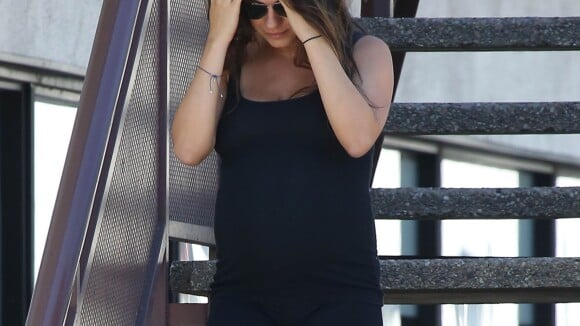 Mila Kunis enceinte : Gros baby-bump et dernière ligne droite avant Bébé !